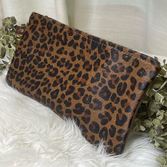 Cowhide Wristlet timeless leather print hair on hide. Zipper closure, strap - Picture 3 of 6
